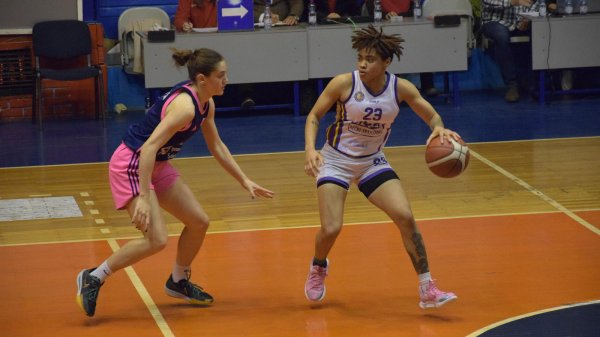 Meklaflin sa zvukom sirene, Prva ženska liga Srbije