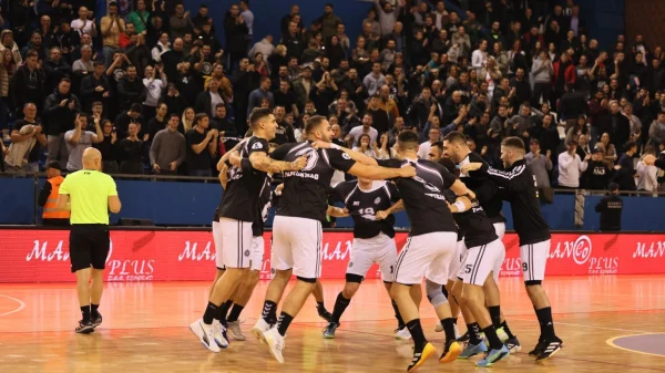 Crno-beli uz podršku navijača do teško izvojevanog trijumfa, Super rukometna liga